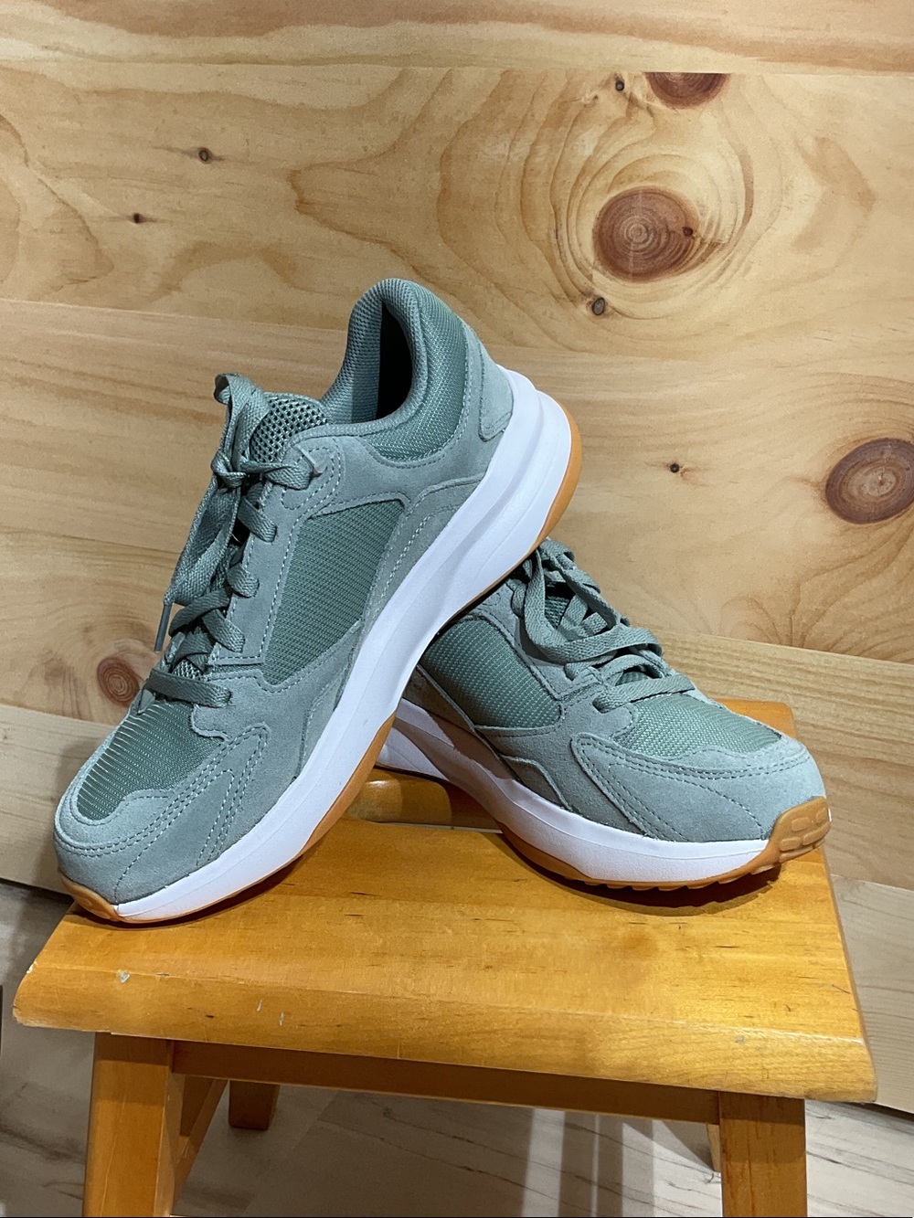 New in box, Under Armour Women's Mint Athletic Sneakers w/Gum Outsole, sz W 9.5B